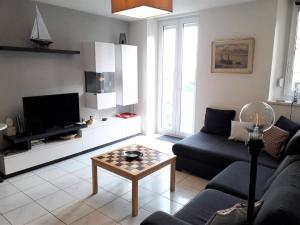 uma sala de estar com um sofá e uma mesa em Appartement Perros-Guirec, 3 pièces, 4 personnes - FR-1-368-167 em Perros-Guirec