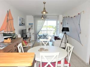 Il comprend une cuisine et un salon avec une table et des chaises. dans l'établissement Appartement Trégastel, 2 pièces, 2 personnes - FR-1-368-174, à Trégastel