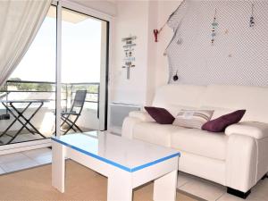 - un salon avec un canapé blanc et une table dans l'établissement Appartement Trégastel, 2 pièces, 2 personnes - FR-1-368-174, à Trégastel