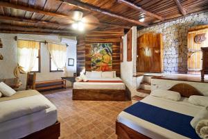 1 dormitorio con 2 camas en una habitación en Havana Lodge, en Mal País