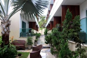 um pátio de um edifício com árvores e plantas em Star Hotel em Jericoacoara