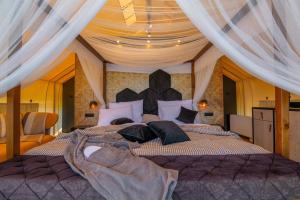 Floria Glamping Garden客房内的一张或多张床位