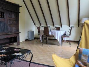 - une salle à manger avec une table et des chaises dans l'établissement Appartement Trégastel, 2 pièces, 4 personnes - FR-1-368-192, à Trégastel