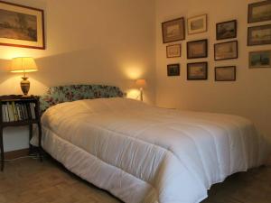 - une chambre avec un lit blanc et une chaise dans l'établissement Appartement Trégastel, 2 pièces, 4 personnes - FR-1-368-192, à Trégastel
