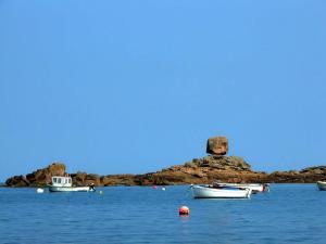 Fotografie z fotogalerie ubytování Appartement 350m de la plage du Coz-Pors à Trégastel avec jardin et parking - FR-1-368-192 v destinaci Trégastel + 3 fotografie