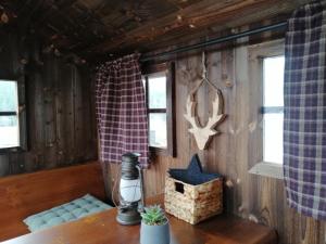 ein Esszimmer mit einem Tisch und einer Holzwand in der Unterkunft Bergchalet Heidestock in Willingen