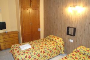 Postel nebo postele na pokoji v ubytování Hostal Cristina