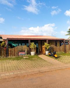uma casa com uma moto estacionada em frente em Pousada Luar da Ilha em Fernando de Noronha