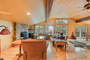 uma sala de estar com mobiliário e uma lareira de pedra em Alpine Slope em Blowing Rock