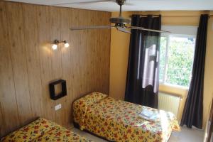 Postel nebo postele na pokoji v ubytování Hostal Cristina