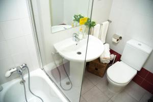 a bathroom with a sink and a toilet and a shower at Hotel La Parada in Getafe