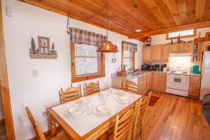 een keuken met een tafel en stoelen in een kamer bij Appalachian View in Todd