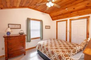 een slaapkamer met een bed en een plafondventilator bij Appalachian View in Todd