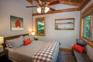 um quarto com uma cama e uma ventoinha de tecto em Bald Mountain Lodge em Todd