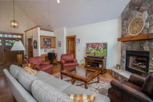 un salon avec un canapé et une cheminée dans l'établissement Bald Eagle Bluff, à Blowing Rock