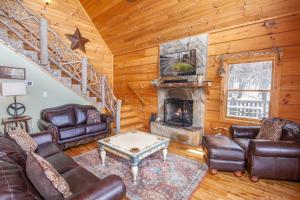 sala de estar con muebles de cuero y chimenea en Beech View Retreat, en Zionville