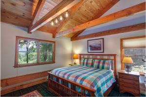 een slaapkamer met een bed en een houten plafond bij Big Timber Creek Cabin in Sugar Grove