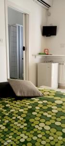 un soggiorno con moquette verde e bianca di Villa Scavuzzo a Realmonte