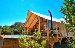 Floria Glamping Garden内部或周边的泳池