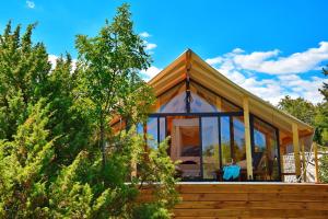 Floria Glamping Garden外面的花园