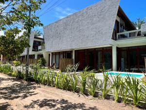 una casa con piscina frente a ella en Barra Grande, Maraú, Casa 5, en Maraú