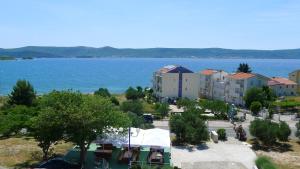 einen Blick auf einen großen Wasserkörper mit Gebäuden in der Unterkunft Apartments Maestral in Sveti Petar