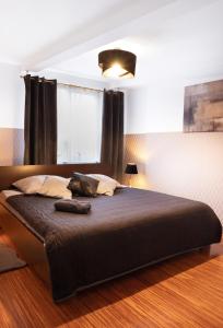 Postel nebo postele na pokoji v ubytování ClickTheFlat Piękna Center Apart Rooms + 6 fotografií