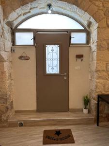 eine Tür in einem Zimmer mit Fenster in der Unterkunft בר יוחאי in Safed