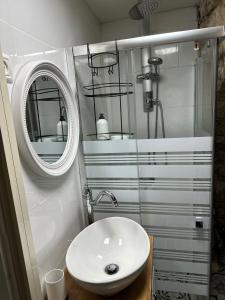 y baño con lavabo y espejo. en בר יוחאי en Safed