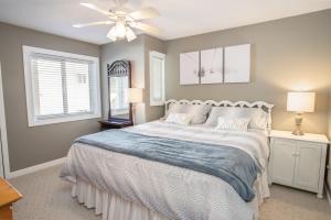 una camera da letto con un letto e un ventilatore a soffitto di Condo at Pinnacle Inn Resort a Beech Mountain