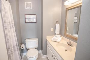 un bagno con un water, un lavandino e uno specchio di Condo at Pinnacle Inn Resort a Beech Mountain Altre 15 foto