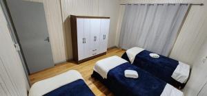een kamer met 2 bedden en een spiegel bij Casa aconchegante e pratica in Cascavel