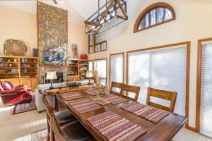 Un comedor con mesa y sillas de madera. en Creekside at Yonahlossee, en Blowing Rock