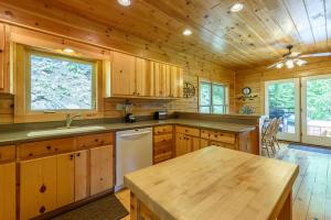 een keuken met houten kasten en een houten tafel bij Elk Knob Cabin in Boone