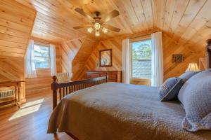 een slaapkamer met een bed in een houten hut bij Elk Knob Cabin in Boone