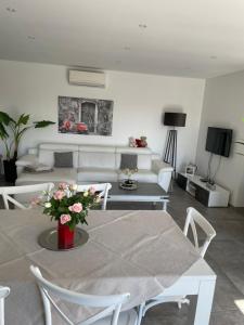 - un salon avec un canapé et une table fleurie dans l'établissement VILLA MAWENA, à Velleron