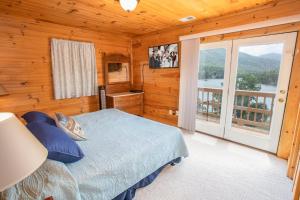 um quarto com uma cama e uma grande janela em Eagles Peak em Butler