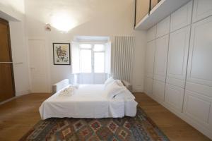 - une chambre blanche avec un lit et une fenêtre dans l'établissement Charm and Style by Campo de Fiori, à Rome