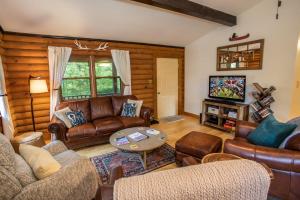 Posezení v ubytování Fir River Cabin