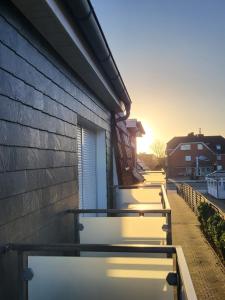 una fila di scale sul lato di un edificio di Hotel Am Deich a Norddeich