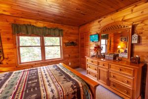 een slaapkamer met een bed en een raam in een hut bij Fly Way Dreams in Vilas