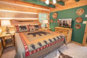 um quarto com uma cama e uma parede de madeira em Fox Haven em Seven Devils