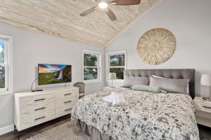 een slaapkamer met een bed en een plafondventilator bij Gloria Hill in Beech Mountain