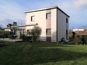 a white house with a lawn in front of it at Maison Trébeurden, 4 pièces, 6 personnes - FR-1-368-273 in Trébeurden