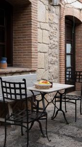 Casa Rural Andrea في Horche: طاولة وكراسي عليها طبق من الطعام