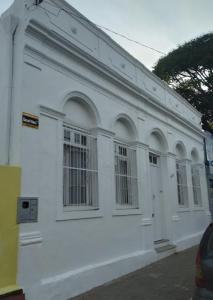 un edificio blanco con ventanas laterales en Casa da vó, en São Gabriel