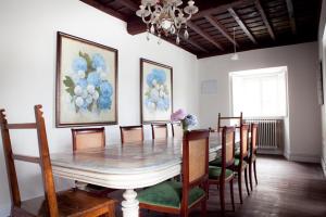 una sala da pranzo con tavolo e sedie di Casona Puerto de Vega a Puerto de Vega