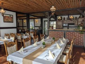 a dining room with a long table and chairs at Pension Auf der Tenne in Klöden