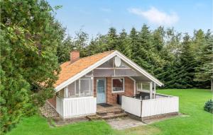 ein kleines Backsteinhaus mit einer Veranda im Hof in der Unterkunft Pet Friendly Home In Oksbl With Wifi in Oksbøl