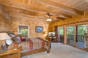 1 dormitorio con 1 cama y ventilador de techo en Lake Haven Lodge, en Wilkesboro